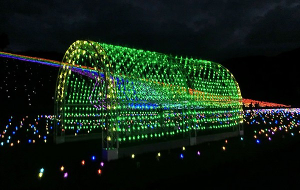 牛岳ライトアップ　虹のかけはし